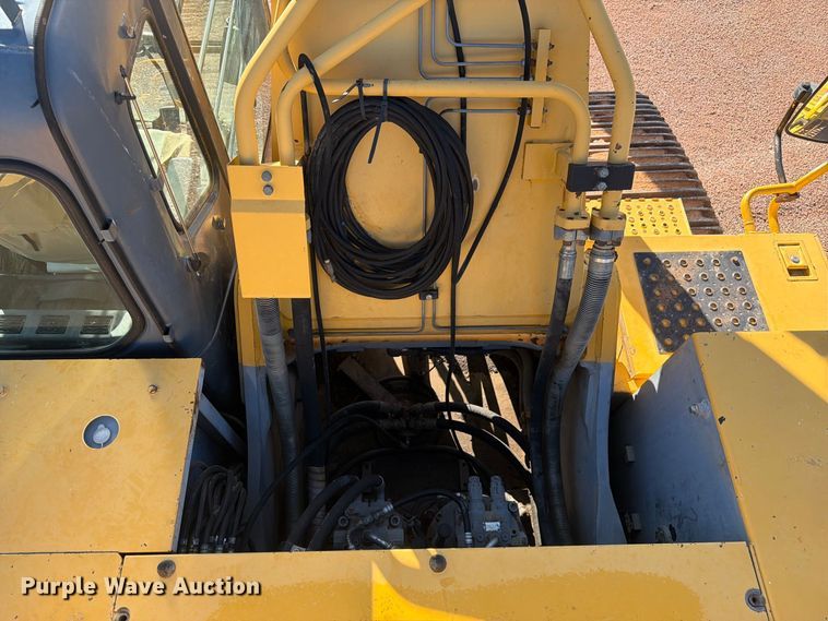 image for item FM7681 2005 John Deere 450C LC excavator