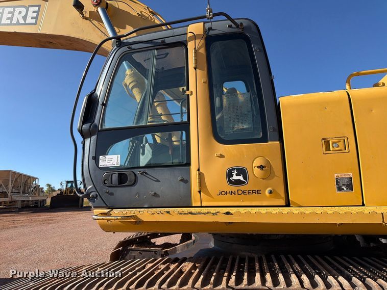 image for item FM7681 2005 John Deere 450C LC excavator