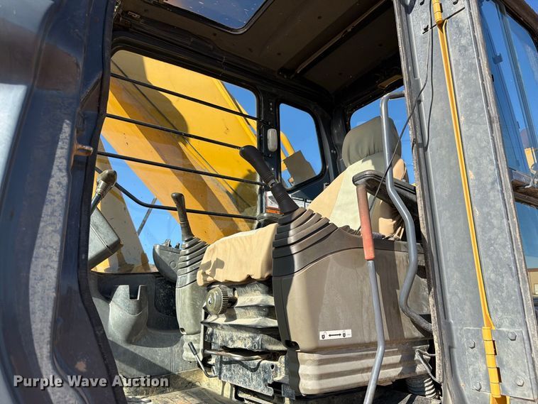 image for item FM7681 2005 John Deere 450C LC excavator