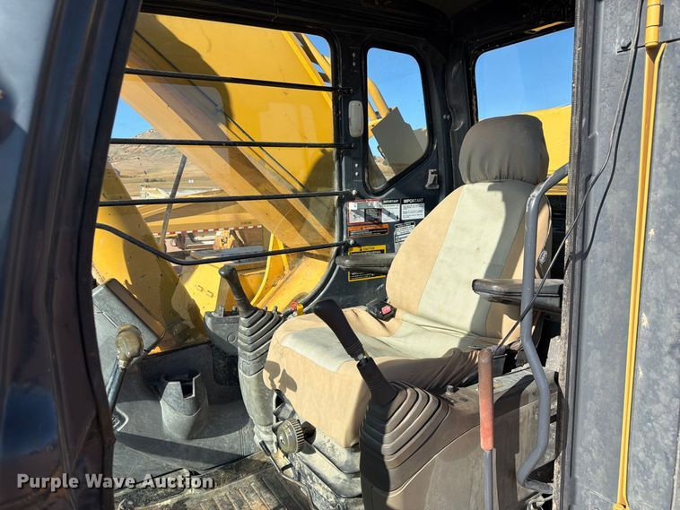 image for item FM7681 2005 John Deere 450C LC excavator