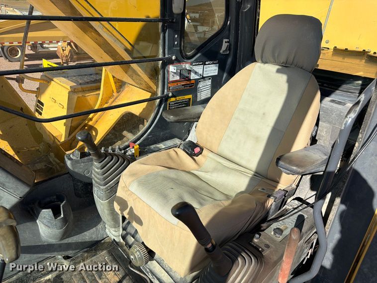 image for item FM7681 2005 John Deere 450C LC excavator