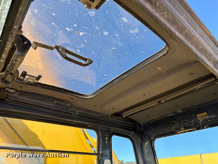 image for item FM7681 2005 John Deere 450C LC excavator