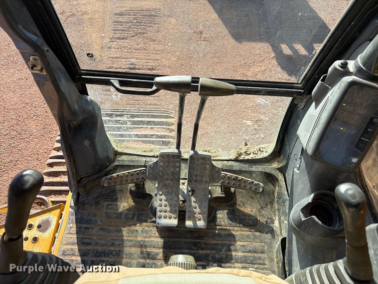 image for item FM7681 2005 John Deere 450C LC excavator