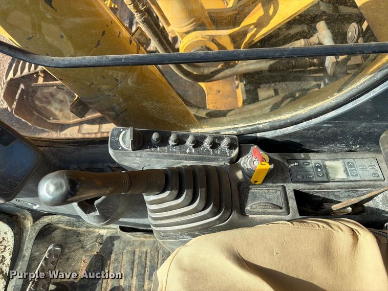 image for item FM7681 2005 John Deere 450C LC excavator