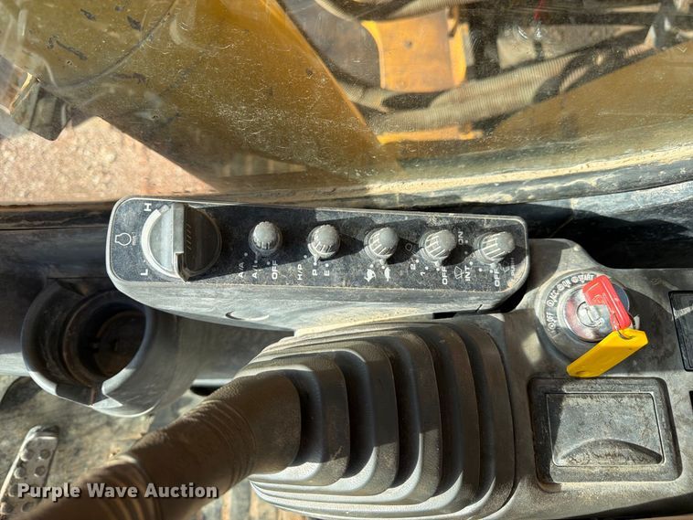 image for item FM7681 2005 John Deere 450C LC excavator