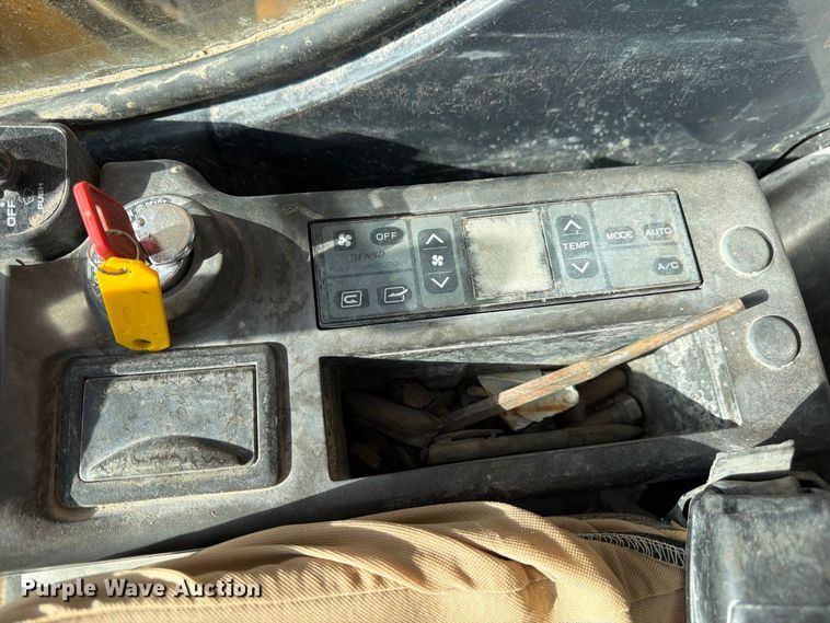 image for item FM7681 2005 John Deere 450C LC excavator