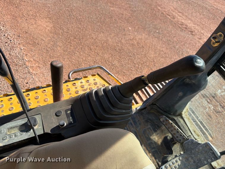 image for item FM7681 2005 John Deere 450C LC excavator