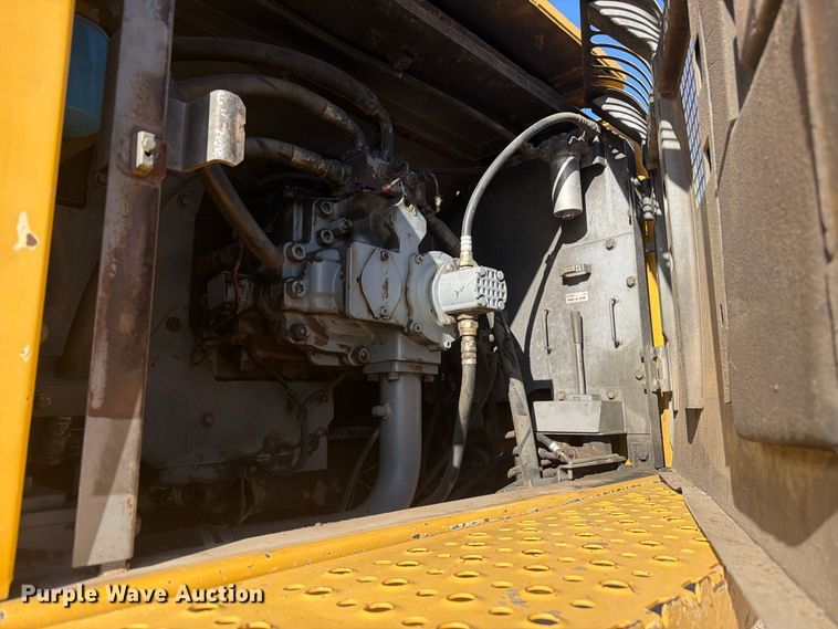 image for item FM7681 2005 John Deere 450C LC excavator