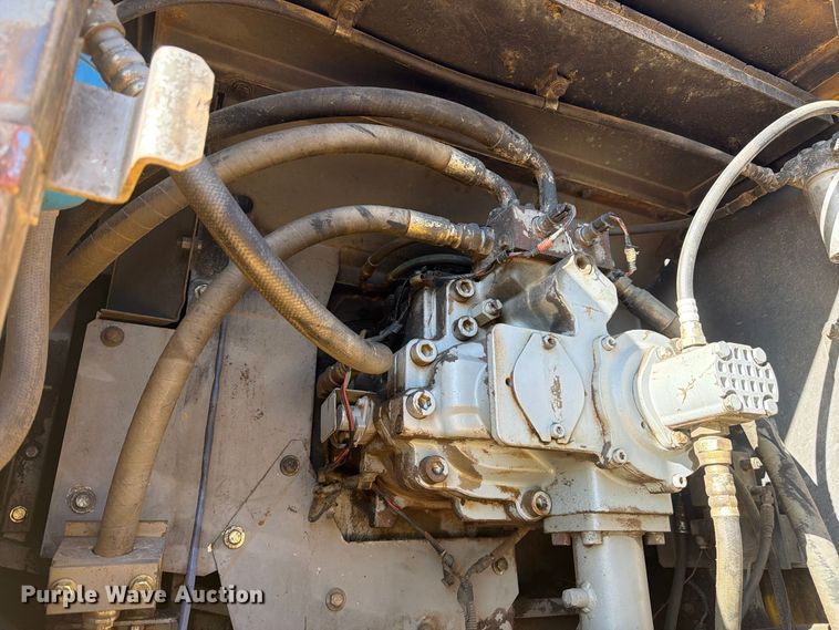 image for item FM7681 2005 John Deere 450C LC excavator