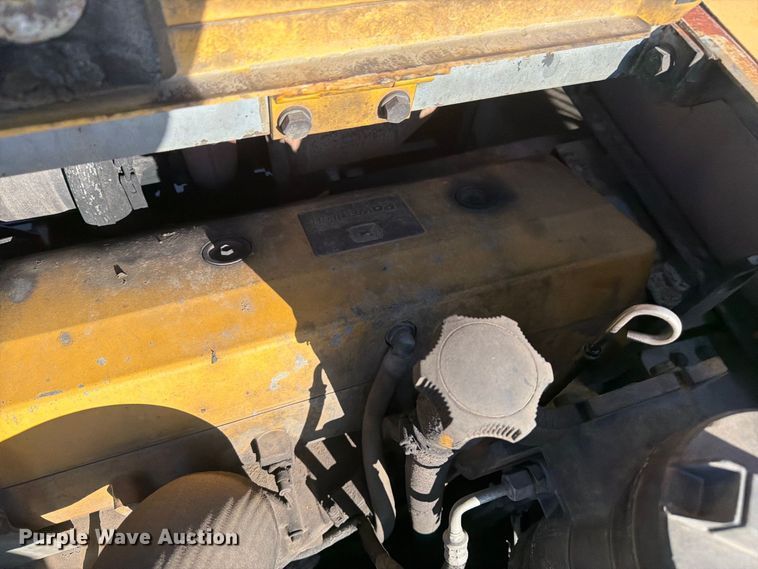 image for item FM7681 2005 John Deere 450C LC excavator
