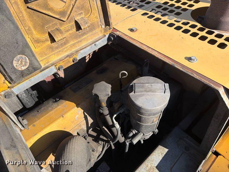 image for item FM7681 2005 John Deere 450C LC excavator