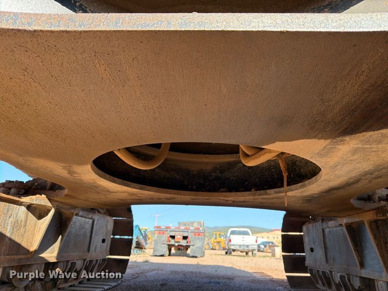 image for item FM7681 2005 John Deere 450C LC excavator