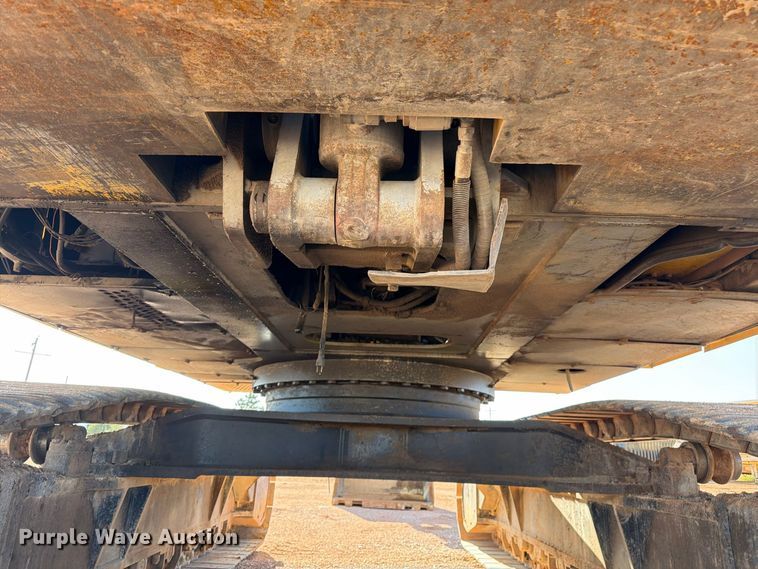 image for item FM7681 2005 John Deere 450C LC excavator