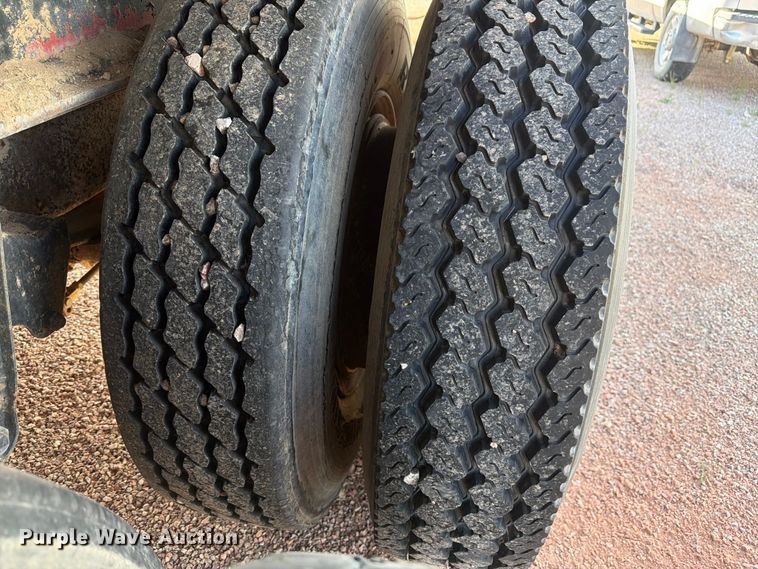 image for item FM7685 1981 Budd flatbed trailer