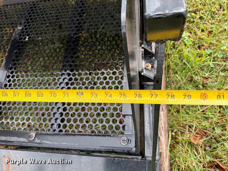 image for item FN5877 2026 Giyi VB79 skid steer vibrating bucket