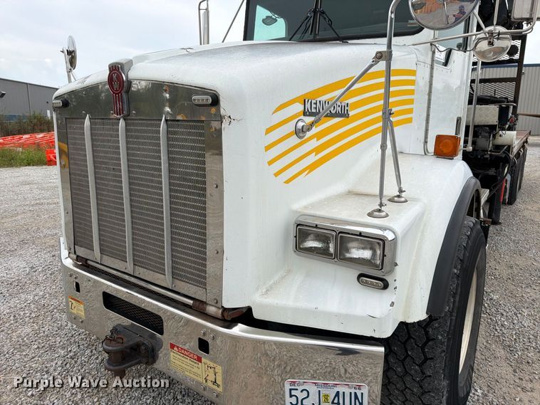 image for item FN5882 2002 Kenworth T800 crane truck