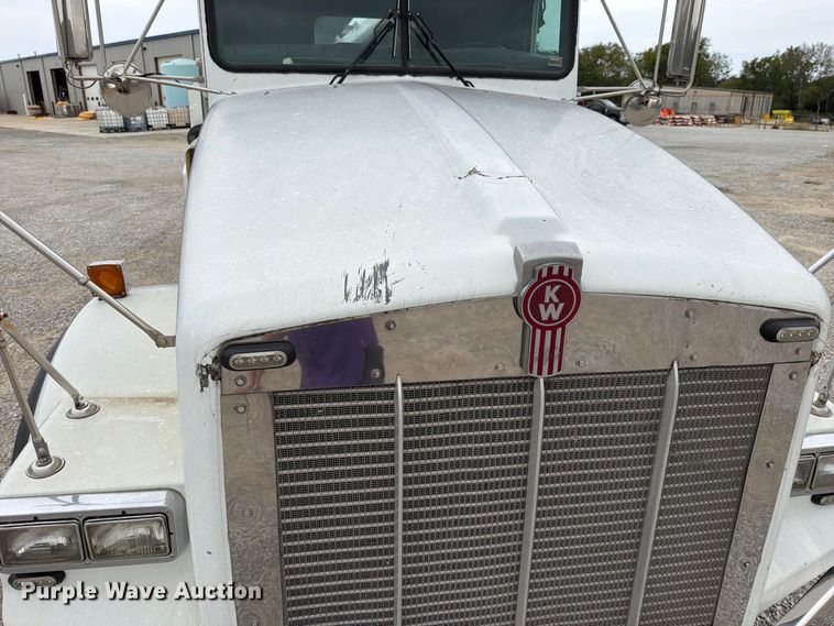 image for item FN5882 2002 Kenworth T800 crane truck
