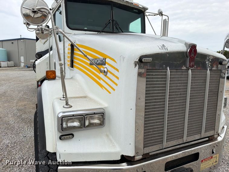 image for item FN5882 2002 Kenworth T800 crane truck