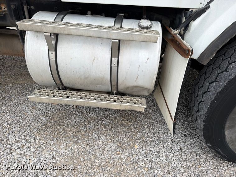 image for item FN5882 2002 Kenworth T800 crane truck