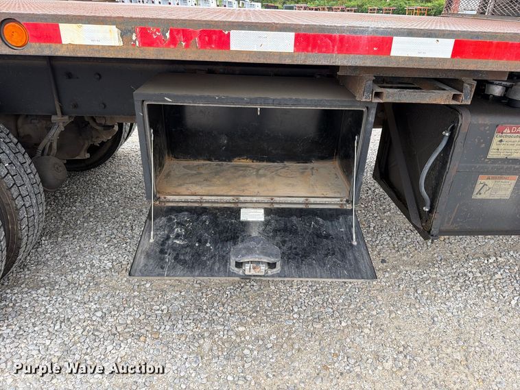 image for item FN5882 2002 Kenworth T800 crane truck