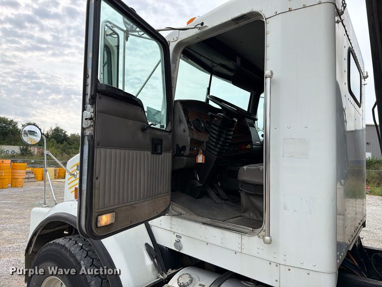 image for item FN5882 2002 Kenworth T800 crane truck
