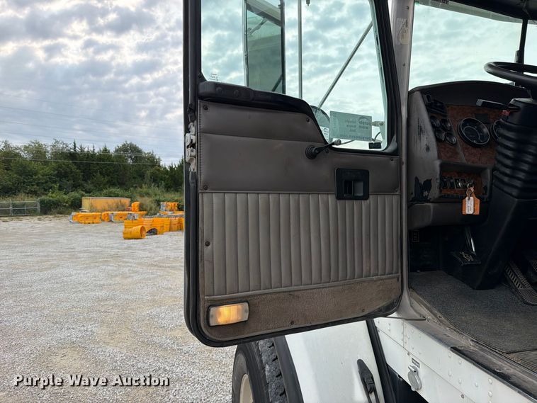 image for item FN5882 2002 Kenworth T800 crane truck