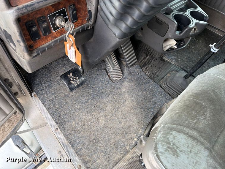 image for item FN5882 2002 Kenworth T800 crane truck