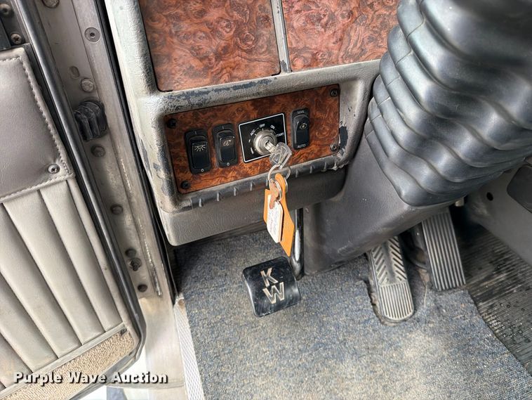 image for item FN5882 2002 Kenworth T800 crane truck