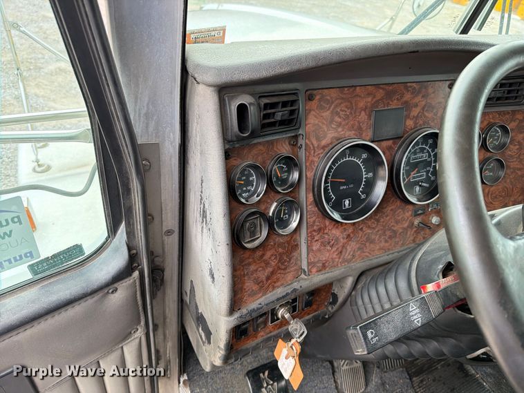 image for item FN5882 2002 Kenworth T800 crane truck