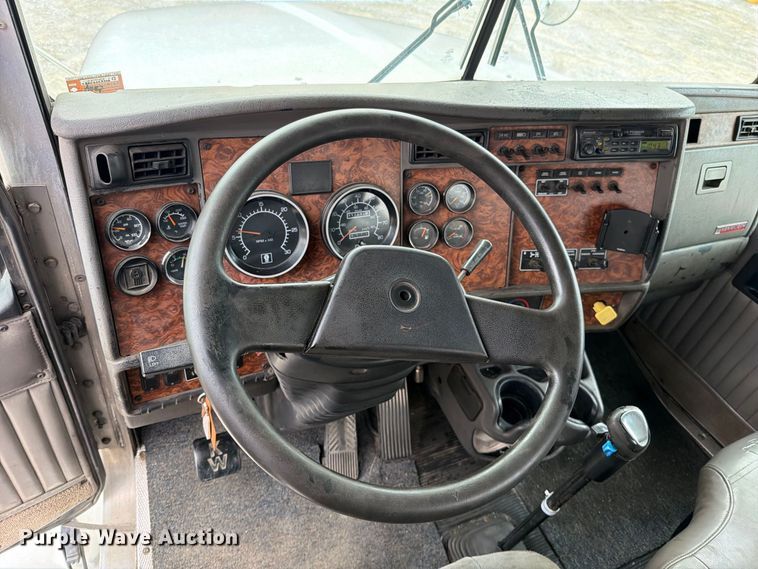 image for item FN5882 2002 Kenworth T800 crane truck