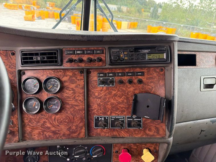 image for item FN5882 2002 Kenworth T800 crane truck