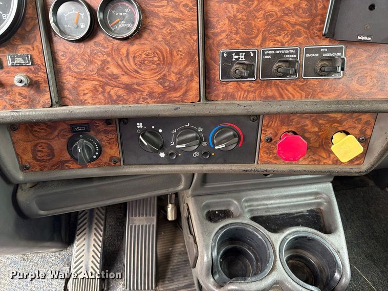 image for item FN5882 2002 Kenworth T800 crane truck