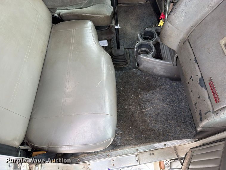 image for item FN5882 2002 Kenworth T800 crane truck
