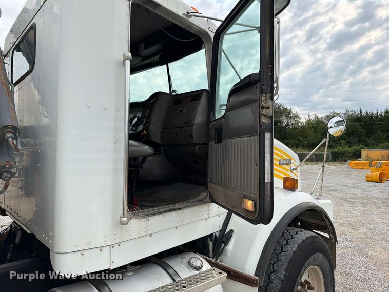 image for item FN5882 2002 Kenworth T800 crane truck