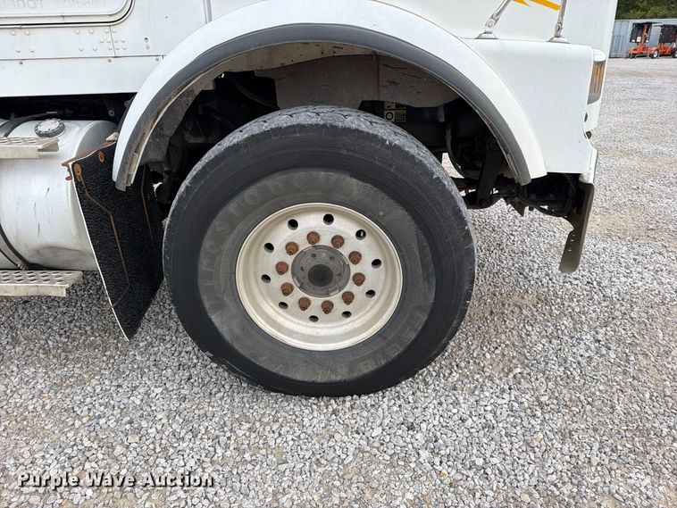 image for item FN5882 2002 Kenworth T800 crane truck