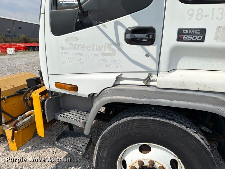 image for item FN5884 1998 GMC T7500 flatbed truck