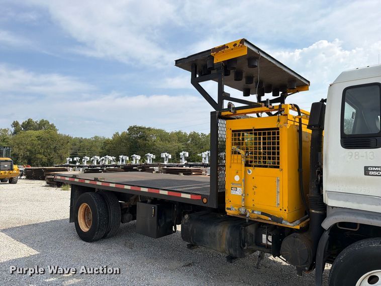 image for item FN5884 1998 GMC T7500 flatbed truck