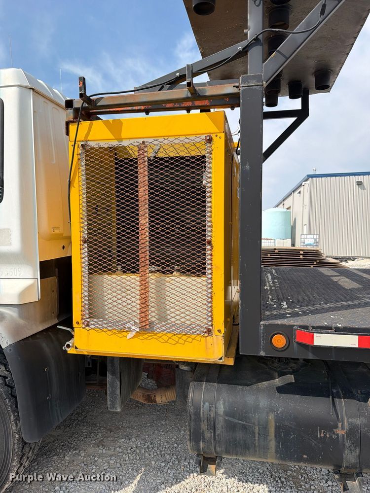 image for item FN5884 1998 GMC T7500 flatbed truck