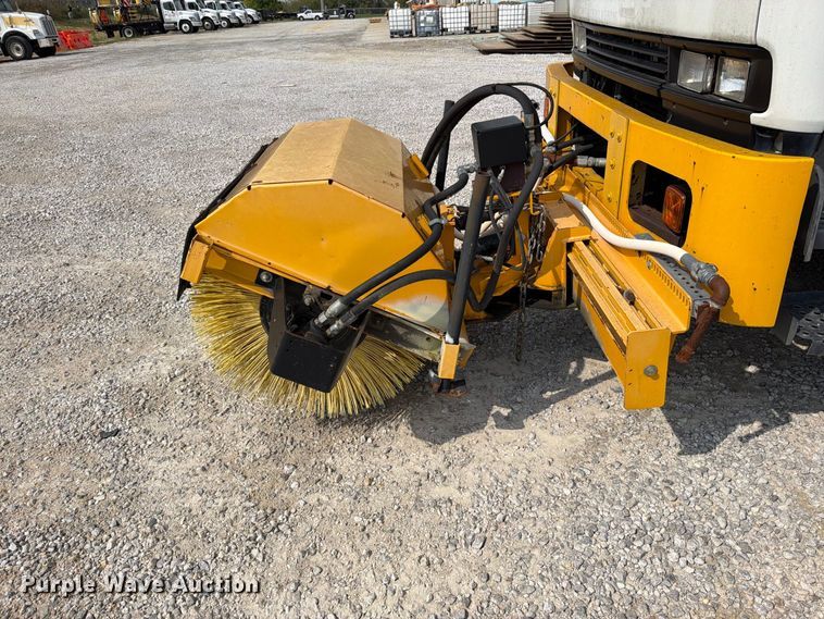 image for item FN5884 1998 GMC T7500 flatbed truck