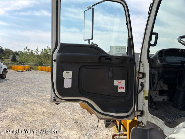 image for item FN5884 1998 GMC T7500 flatbed truck