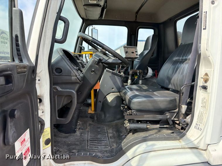 image for item FN5884 1998 GMC T7500 flatbed truck