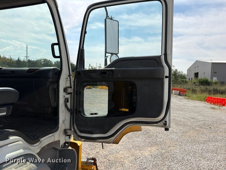 image for item FN5884 1998 GMC T7500 flatbed truck