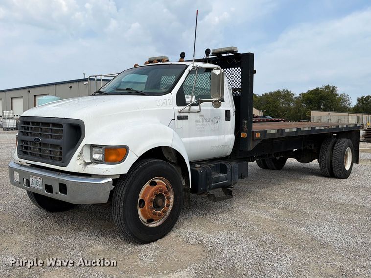 2000 Ford F-650 flatbed truck