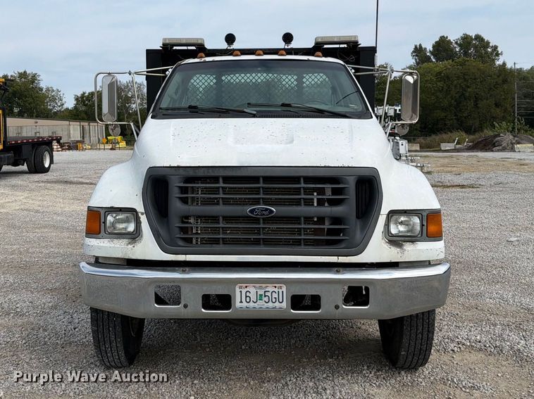 image for item FN5885 2000 Ford F-650 flatbed truck