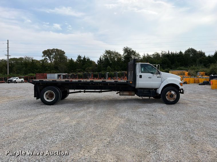 image for item FN5885 2000 Ford F-650 flatbed truck
