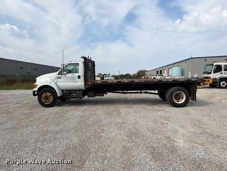 image for item FN5885 2000 Ford F-650 flatbed truck