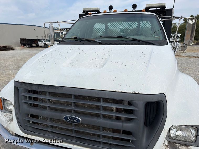 image for item FN5885 2000 Ford F-650 flatbed truck