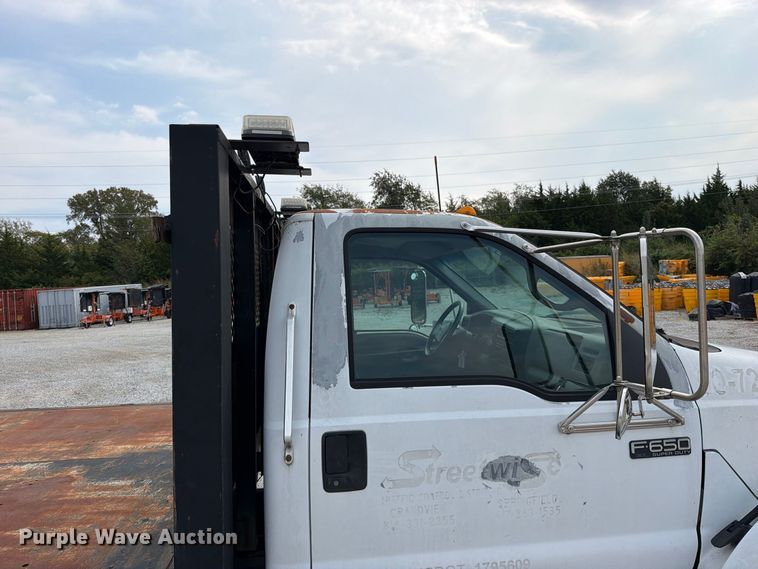image for item FN5885 2000 Ford F-650 flatbed truck