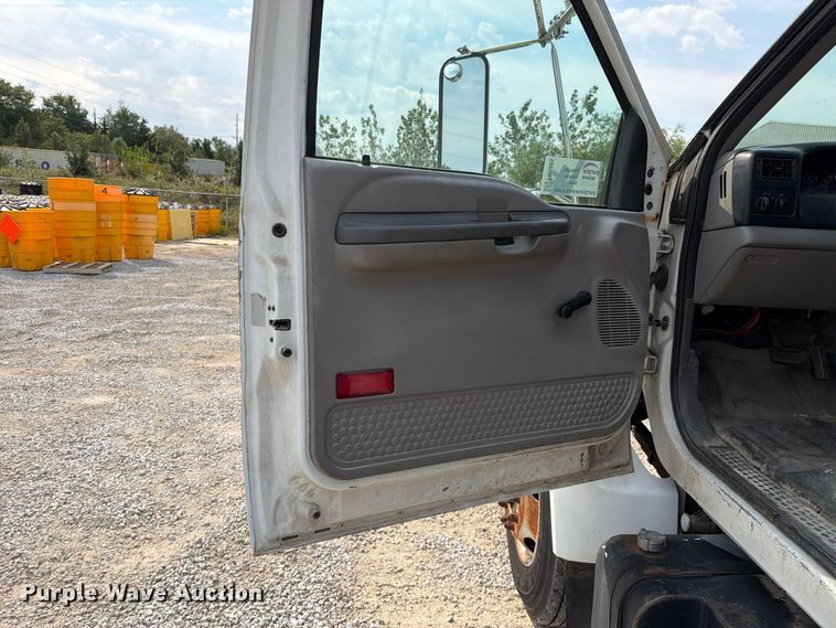 image for item FN5885 2000 Ford F-650 flatbed truck