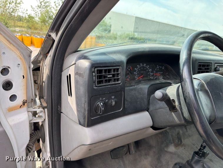 image for item FN5885 2000 Ford F-650 flatbed truck